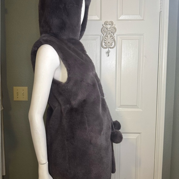 AILENE Eco Fur and Mink Bonbon Hooded Vest. - Picture 8 of 11